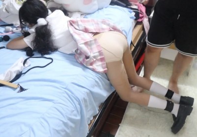 【荷仙少女】【优异眼镜少女兼职的噩梦】3 虞琳经过电击惩罚后晕过去后，叔叔把虞琳带上手铐脚铐爬在一边，拿出了各种藤条鞭和滴蜡烛，边虐打边命令，为了离开虞琳只能边大哭感恩说...