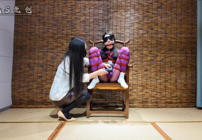 【美曦s】连体丝袜绳奴被主人调教的一天 强制固定调教榨汁训练《椅子固定调教连体丝袜绳奴》第一次尝试乳胶头套的敏儿，气喘嘘嘘的差点晕过去。连体丝袜、乳胶头套、控制呼吸、鞭打...