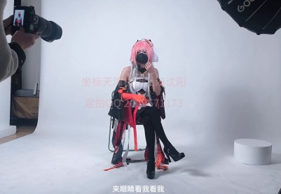 【雪宝日记】「鸣潮长离剧情」雪儿cos长离被猥琐摄影师欺骗，挑战挣脱绳子换照片，却被惩罚zdb。电击，最终被带回家，私弩训练【上集】