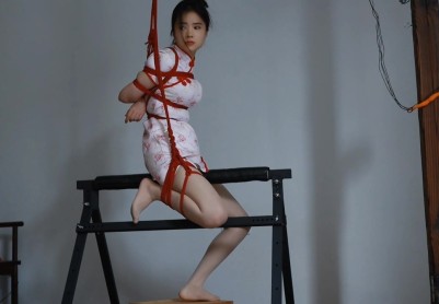 【路由紧缚】可可旗袍体验钢铁木马 超大号口球堵嘴+强力电击折磨哭了