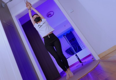 【悠米】路上偶遇漂亮学生妹，尾随回家，将其制服，学妹惨叫。绳子绑住双手手腕吊起来，让学妹站好，对其踢裆，膝盖顶裆，手抓住裆部用力揉。裤子里面放TD，捏屁股，捏大腿，抚摸大...