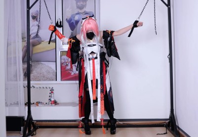 【雪宝日记】「鸣潮长离剧情」cos长离被猥琐摄影师欺骗带回家，摄影对雪儿开始性弩培养，被玩的同时羞辱和男朋友通话，电击，ZDB，QG，口水收集，原味羞辱，TK耳光..【下集】