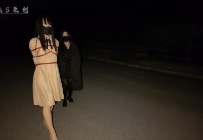 【美曦s】《素人改造伪娘第九期》体验一天一夜囚禁的JK大学生伪娘，穿着连体丝袜进来被主人关在狗笼里还没睡醒，，，美美的化个妆，绑上直臂，溜达出去，狗笼里待了一下