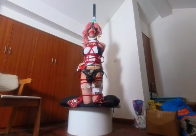 【kilo】八重小南梁cos，被捆绑在铁架子上半跪着调教榨汁，身上还绑了不少道具