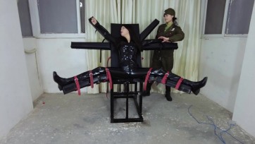 【樱束原创】《双间谍的审讯 》间谍姐妹花逃狱计划失败姐姐被提审刑椅上施行残酷的电刑和痒刑/毒气面罩和辣椒水！妹妹也被疯狂的TK/摸胸/口球/口咖/充气口塞/鼻勾折磨！