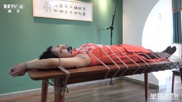 【半岛束艺台】【黑丝】 美国定拍：小蛇旗袍黑丝桌上捆绑玩弄