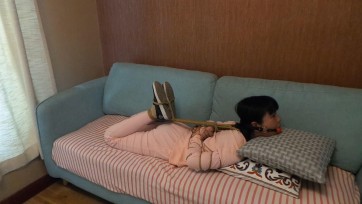 【纵横工作室】莹莹粉运动服试镜 简单的捆绑和口球堵嘴测试她的奴性