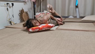 【奥特曼】小荣绳艺初体验 小吊带直臂驷马口球放置在小茶几上