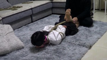 【新月原创】【红豆】制服女孩第一次被抚摸 原味堵嘴 挠痒放置 驷马 床上固定捆绑欺负到真的生气骂人