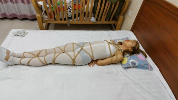 【HD飞天原创】云儿床上白丝全缚，TK狂振猛打，被打的实在顶不住，无奈滚下床去，休克昏迷 .....