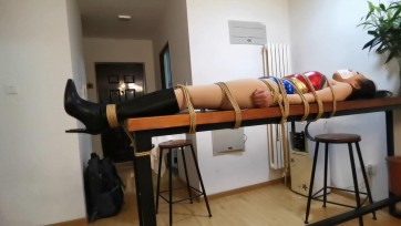 【JS】凌薇-神奇女侠下-被绑在长桌上 棉袜肉丝 强制闻原味-强制震动刺激-痛苦的呻吟