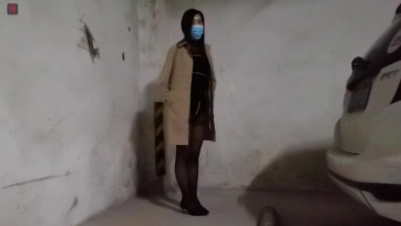【绳之韵】菲菲花纹黑丝户外第二课第二集：纯连裆黑丝+高跟+小风衣外出、停车场的冒险TJ，捆绑行走、跪姿+遥控跳跳+固定棒放置，两次遇险