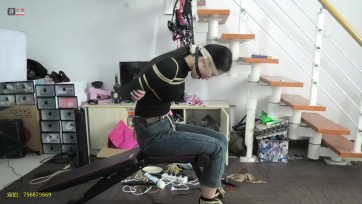 【绳之韵】《健身登上的特殊训练：强制高难度仰卧起坐150个，好身材都是这样逼出来的！》：乖巧小绳模秀儿，紧身牛仔裤，固定在健身凳上，蒙眼、口球、DD塞入，强制高难度仰卧起坐150个