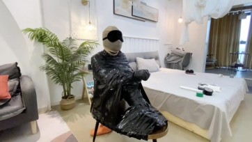 【默示录】小泪第一次胶带全包，胶带严密封嘴后，黑丝加肉丝套头，戴上眼罩，层层胶带包裹，固定在小桌子上，最后再来2层胶带，封嘴封眼，大声的喊叫，只能换来“呜呜呜”~