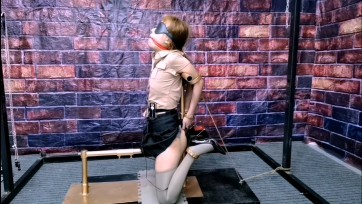 【HD飞天原创】悦儿奴又犯贱,过来了，五花大绑勒脖子放置,觉的不过瘾,在来个拘束架加冲天P机,在把电击引塞和g噻放入下面，顿时爽呆了