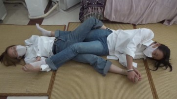 【新月原创】【琳媚】【惜言】白衬衫+牛仔裤 女孩要走却被琳媚抓住脚摸冰冰袜 女孩不愿意最后互打互莫了起来