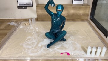 【爱丝袜の凌风姐姐】黏液的爽滑与快乐——(光泽zentai+丝袋)+(10罐×600ML超大量黏液)+(超滑湿身+触感爆发+放飞自嗨赛高n次)