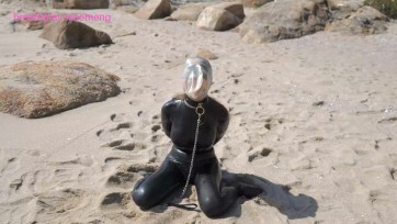 【小萌同学】沙滩户外游戏-乳胶闷热出汗-胶衣乳胶头套闷绝防毒面具调教