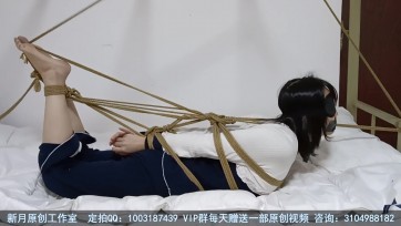 【新月原创】【雨涵】睡得好好的被抓出来睡衣裸足直臂驷马固定在床上