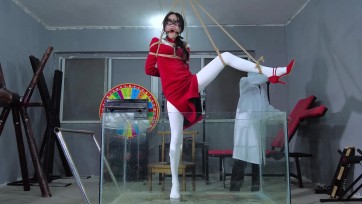 【樱束原创】《中国娃娃》旗袍女英雄被Q博士最新研制的毒气迷晕踮脚单脚吊在鱼缸之中羞辱折磨玩弄TK她的白丝脚心！狠狠的鞭打她脚站都站不稳只能耻辱的忍受着！口水拉丝流出