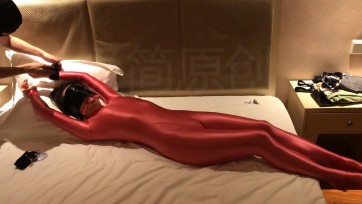 【高校联盟】【极简】少女无内真空粉红色连体服绑带捆绑，嗡嗡棒使用，装袋，内容丰富