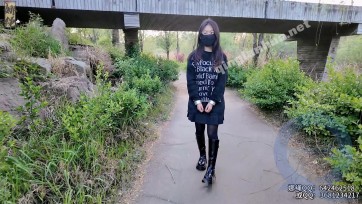 【娜绳工作室】【青柠】户外地点选在公园，脚上带着定制铐子，穿在靴子里，手上带着定制铐子，又带上了绝版铐，只有链子连着从白天一直走到晚上，没想到一路上遇见了不少有趣的人