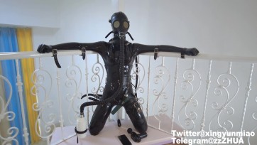 【鹿角与猫爪】【下集】被拘束带完全禁锢在栏杆和柱子上乳胶爪爪——完全没有挣扎空间 玩具齐上 肢体和生理都被完全控制