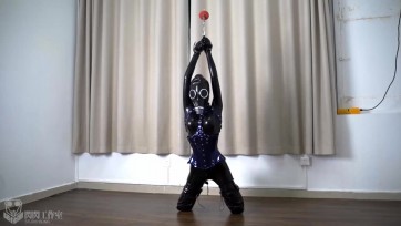 【闪闪工作室】妹子来体验胶衣？那就一起体验折腿悬吊双手和多层头套负压瓶的放置游戏吧
