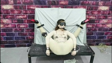 【HD飞天原创】欧式风禁锢骚奴TK模式，L夹牢牢夹死,郊狼最高电击,SP重击,快乐棒调到最高档位,P机高速穿叉,刺激的东西上场了,把长长长的红罗布放到防空洞里,瞬间舒服到极限