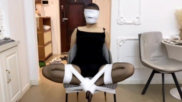 【默示录】【小依】许久不见的小依，这一次来体验丝袜套头，胶带封嘴必少不了~