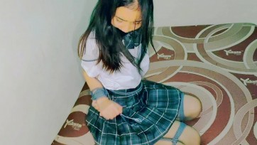 【TiedIndonesia】《学生jk绑在青蛙位置》紧紧捆绑，胶带，黑丝，长腿，jk制服，奋斗。