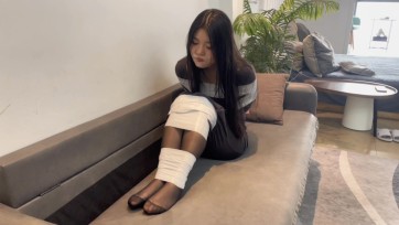 【默示录】许久不见的小贝，还是熟悉的配方，先是防水肤膜，然后白色胶带沾满脸，穿着黑丝，慢慢挣扎吧~