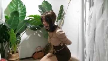 【奥特曼】桂婷日式跪缚放置在阁楼角落 肉肉的小M