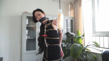 【逍遥】《美女卧底的折磨01》美女卧底被发现 超级最紧吊缚！3层封嘴！只有黑丝脚趾着地！美女全程痛苦求饶~