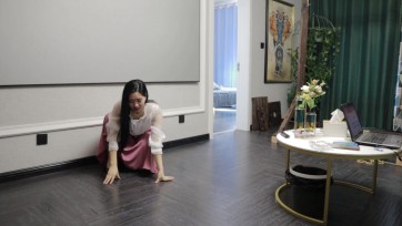 【夜未央工作室】会所游记 上集 温婉女子在会所参加体验各种调教 木枷束缚 鞭打胸部 强制脱衣 牵着鼻子走路 喂棒棒糖 后手大字束缚（超痛苦）等等