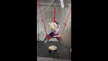 【夜城】双马尾水手服不良少女被恶趣味主人做成人体奶茶机，被吊缚后用悬吊式灌肠器大量注入阿萨姆奶茶（一次700毫升），用直肠温暖奶茶，赋予其直肠和小茓的骚味，忍耐到了极限后，...