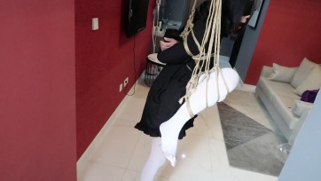 【缠绕的心动】大学小妹妹第一次被绑，困难痛苦悬吊单脚尖支撑，连衣裙白丝和短裙肉丝，蒙眼堵嘴挣扎~