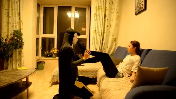 【得意客】难忘的周末 小丽在家玩手机被带面具的人点住穴道玩弄小脚，解开她后反抗又被定住，趁着面具人离开冲开穴道，穿上靴子想逃跑开门又被点穴定身，男主把她抱回沙发脱了她鞋子