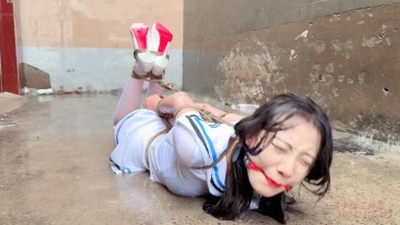 【三五小脚】在大雨中的束缚