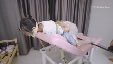 【绿帽学院】白丝 分腿固定 棒子GC 玩 臀部 抚摸 差入式棒子GC 震动 皮肤膜 前后抽搐