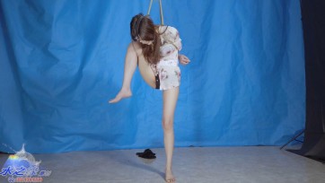 【水之缘】性感女神丝巾群捆绑，改版日式，严厉的吊着单脚吊脚尖点地！