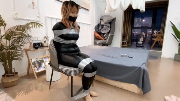 【默示录】【小依】胶衣下的胶带捆绑，小依很无奈，用力挣扎呀，就是挣扎不开~