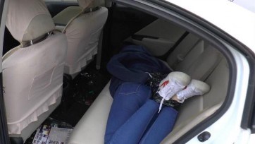 【美束映画】绑架萝莉美女案，紧身牛仔，胶带捆绑堵嘴，押解回家