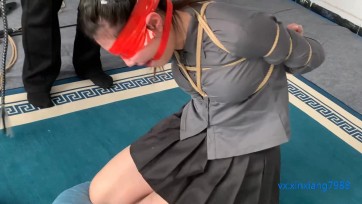 【山鬼工作室】女秘书遭五花大绑 穿着小白长袖，光着小脚丫 驷马铐加身