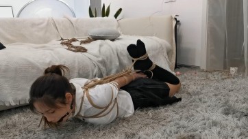 【奥特曼】新妹子小松，JK，口球，支臂驷马，一小时放置