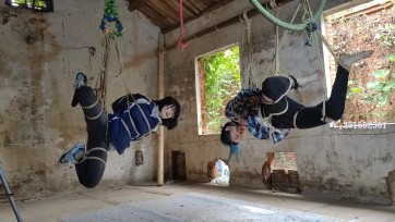 【一绳所爱】两个美女被吊在废弃的屋子