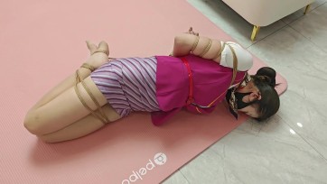 【临冬城的冰原狼】空姐被绑挣脱不能哭泣求饶，最终被吊起来玩弄
