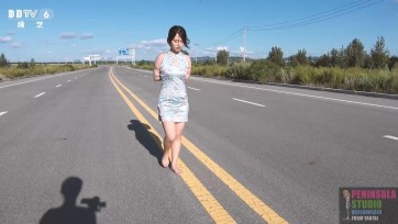 【半岛束艺台】【外】海语227国道五花霸气散步，怒脱鞋光脚走路
