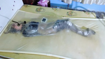 【樱束原创】《魔术师禁锢赌约的最终对决》m逃脱女魔术师艾薇被伊顿挑战并签订脱缚赌约挑战内塞玩具/贴电击片穿单筒丝袜和拘束单腿套多层拘束后塞入透明真空床中多次被玩具刺激强G！...