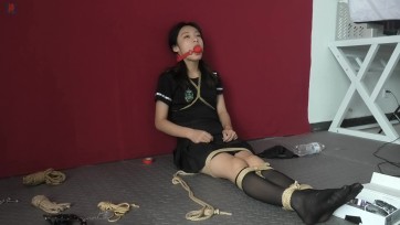 【绳之韵】自虐少女第二集：双马尾女孩，JK、黑丝，自缚驷马，自我夹脚趾、电击虐足、强制TK
